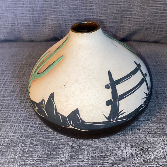 Vtg Southwest vase signed by artist on bottom - Picture 3 of 8
